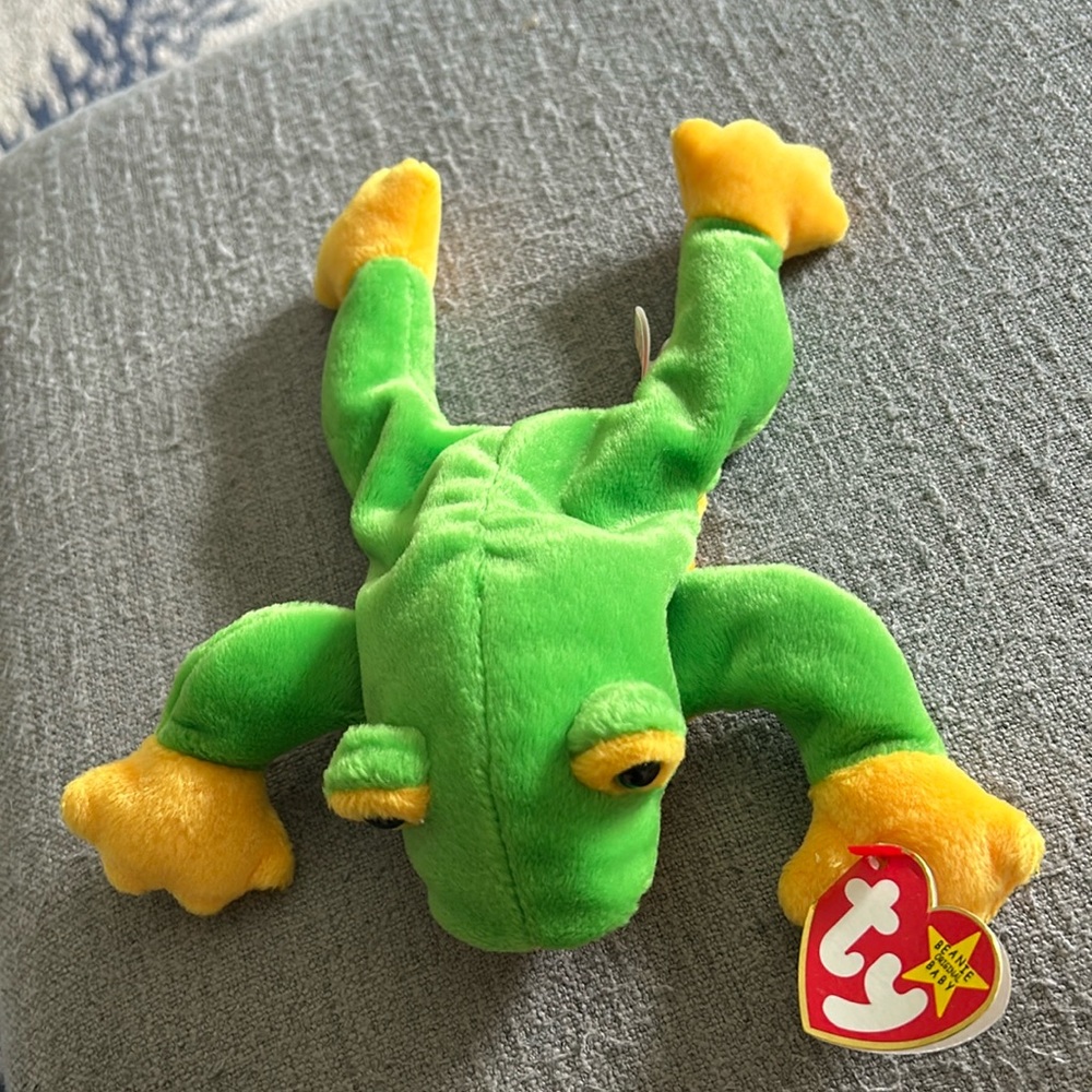 Ty - Beanie babies— Smoochy the frog - DOB 10/01/97